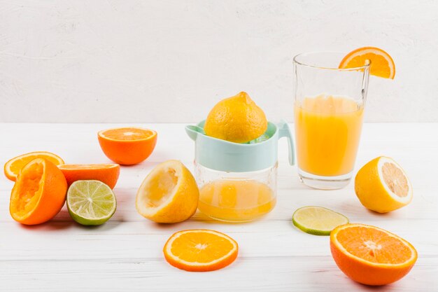 手動ジューサーで柑橘系ジュースを作る