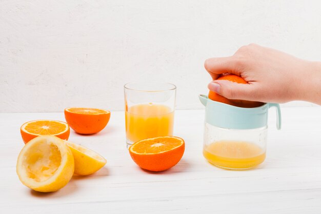 スクイーザーによる柑橘ジュースの作り方