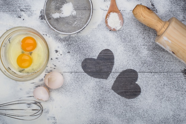 Foto gratuita effettuare un dessert in cucina