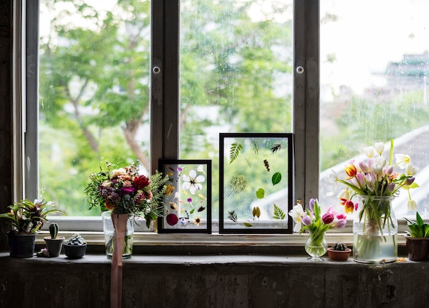 Бесплатное фото Изготовление сухих цветов в стеклянной рамке хобби handmade