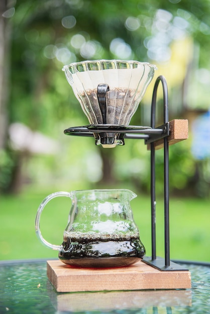 緑豊かな庭園の自然とビンテージコーヒーショップでドリップコーヒーを作る