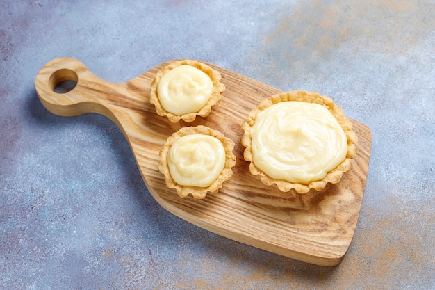 Foto gratuita preparare mini tartellette rustiche fatte in casa