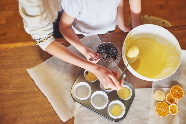 Foto gratuita preparare muffin e stampi in stampi