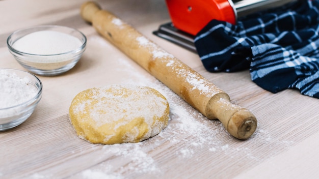 Foto gratuita fare la pasta