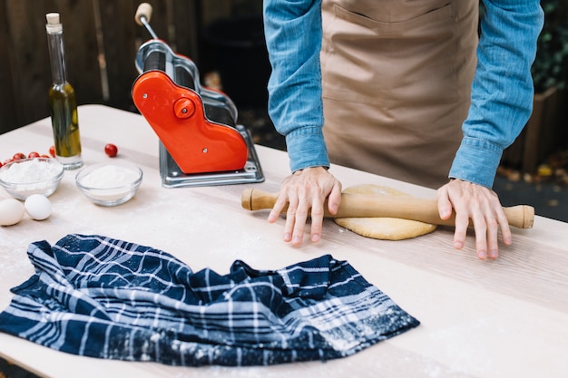 Foto gratuita fare la pasta