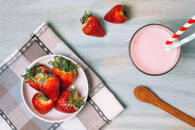 Making of strawberry smoothie