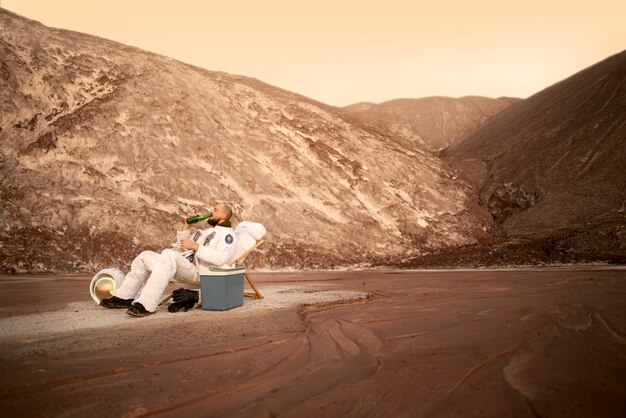 未知の惑星での宇宙ミッション中にビールを飲む男性宇宙飛行士