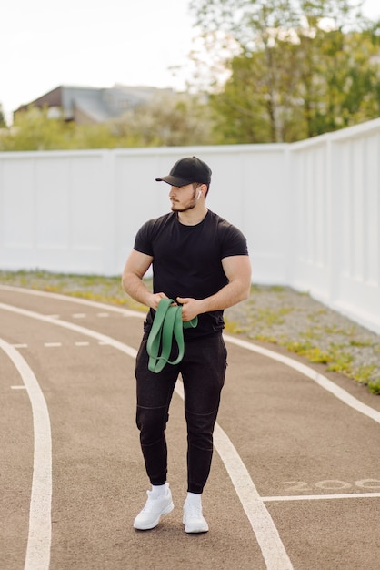Спортсмен-мужчина делает фитнес-тренировку. Тренировка вне спортзала.