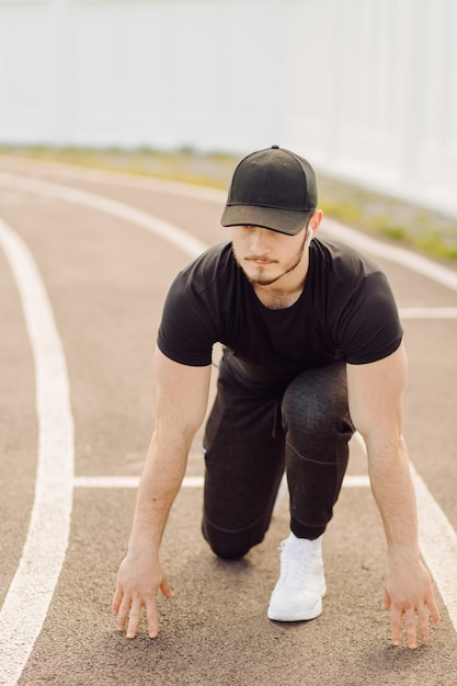 フィットネストレーニングをしている男性アスリート。ジムの外でのトレーニング。