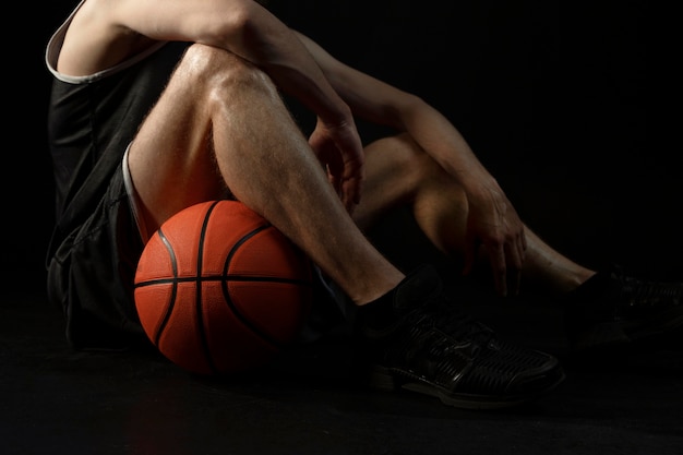 Foto gratuita atleta maschio con posa di basket