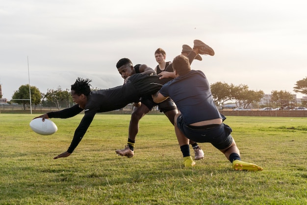 Free photo male athletes playing rugby on the field