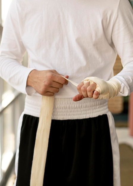 Free photo male boxer wrapping his hands