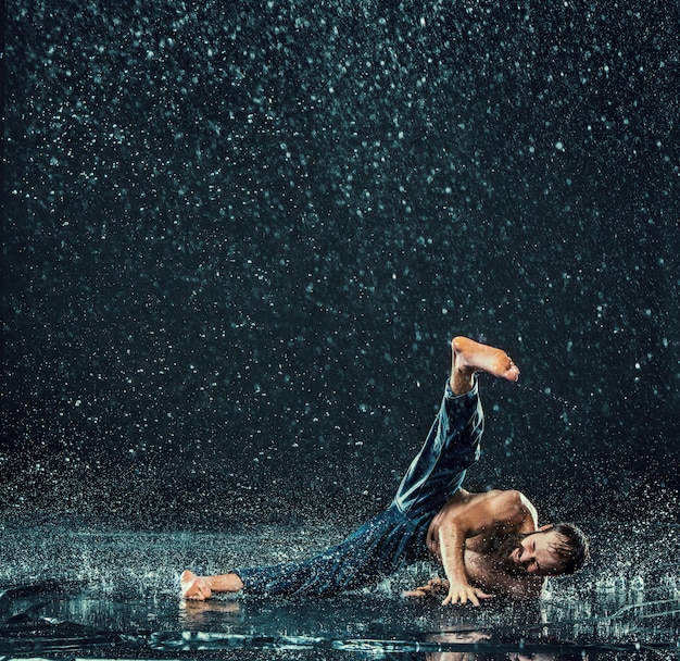 Il ballerino di break maschile in acqua.