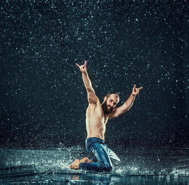 물에서 남성 브레이크 댄서.