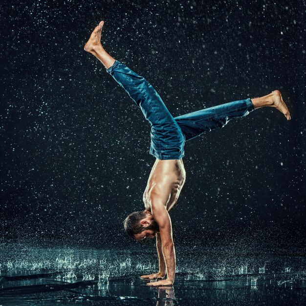 Foto gratuita il ballerino di break maschile in acqua.