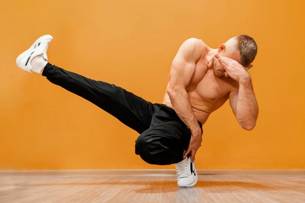 Male breakdance performance