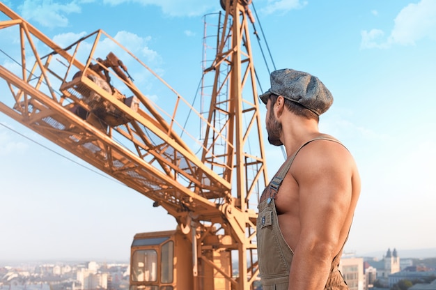 Free photo male builder at the construction