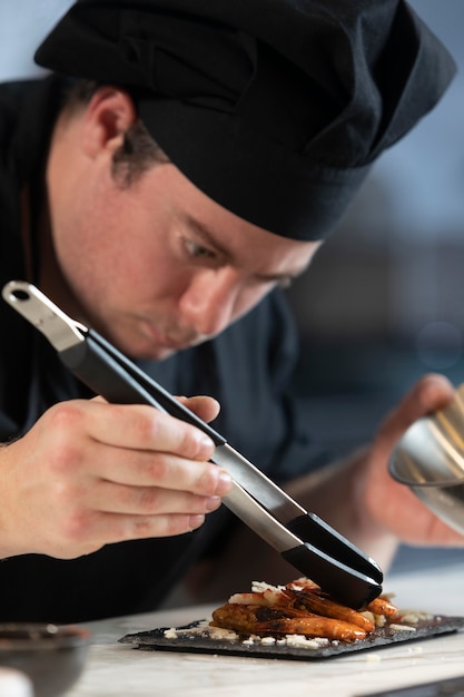 キッチン料理の男性シェフ