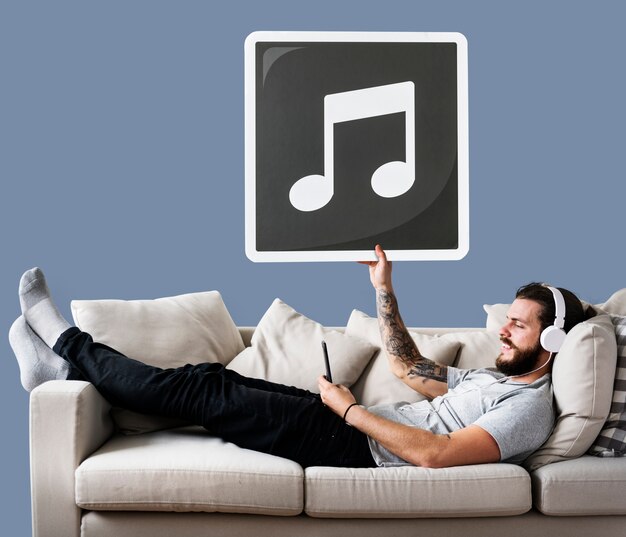 Мужчина на диване с иконкой музыкальной ноты