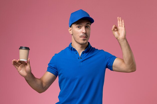 분홍색, 균일 한 직업 노동자 서비스 배달에 배달 커피 컵을 들고 파란색 제복을 입은 남성 택배