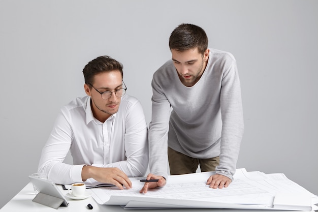 Free photo male coworkers doing paperwork