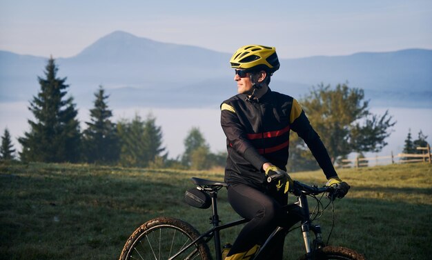 산에서 자전거를 타는 남성 사이클