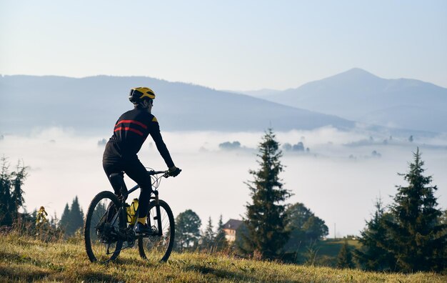 Free photo male cyclist riding bicycle in mountains