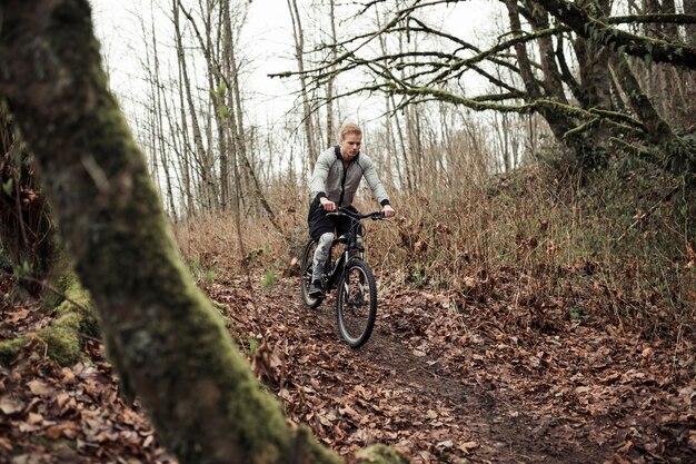 숲에서 산악 자전거를 타는 남성 사이클