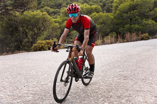 Allenamento del ciclista maschio con la bicicletta all'aperto