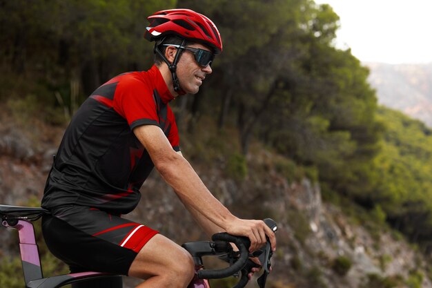 屋外の自転車でヘルメット トレーニングの男性サイクリスト