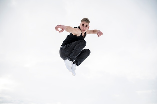 Free photo male dancer posing while in mid-air