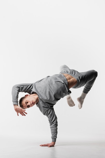 Free photo male dancer in tracksuit dancing with copy space