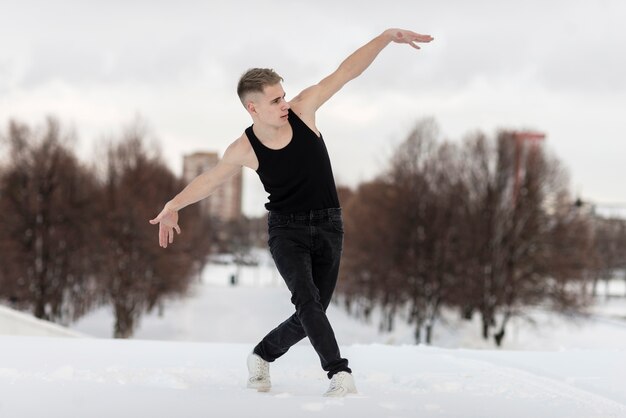 外のヒップホップに合わせて踊る男性