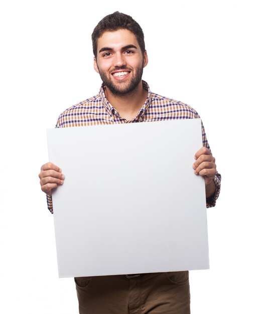 Мужчина отображения пустой лист бумаги