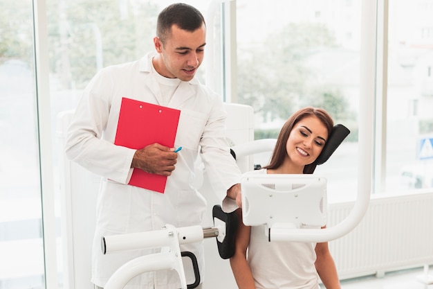 Foto gratuita medico maschio che aiuta paziente femminile