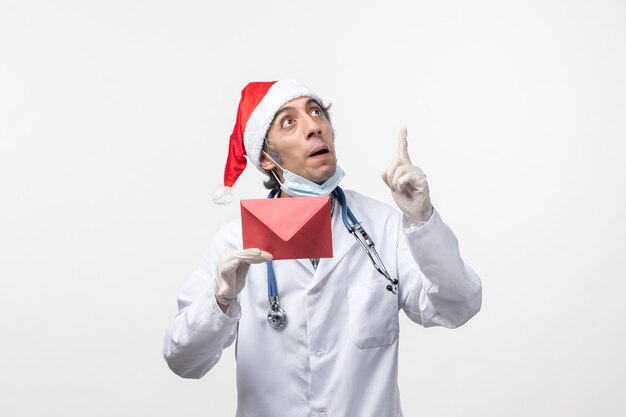 赤い封筒の健康covidウイルスを保持している男性医師