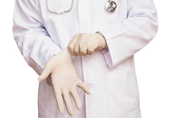 男性医師は白で分離された彼の患者を調べる準備ができている手袋を入れています。