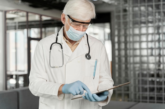 Free photo male doctor portrait with medical mask