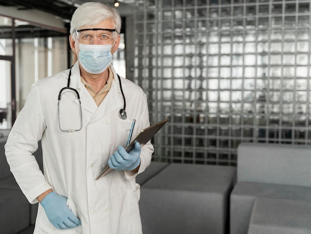 Free photo male doctor portrait with medical mask