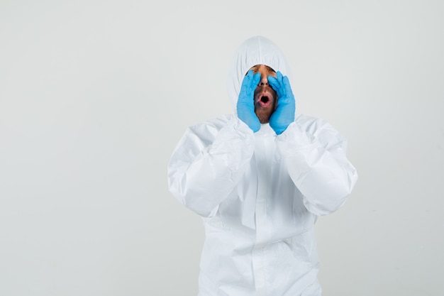 Free photo male doctor in protective suit