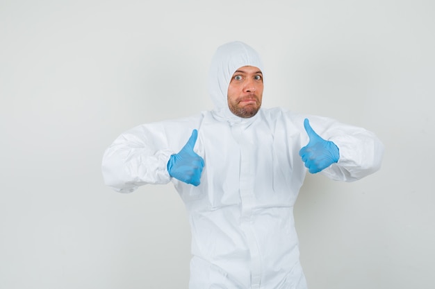 Foto gratuita medico maschio che mostra i doppi pollici in su in vestito protettivo