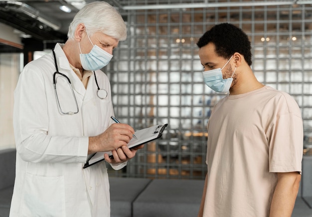 Free photo male doctor talking with patient