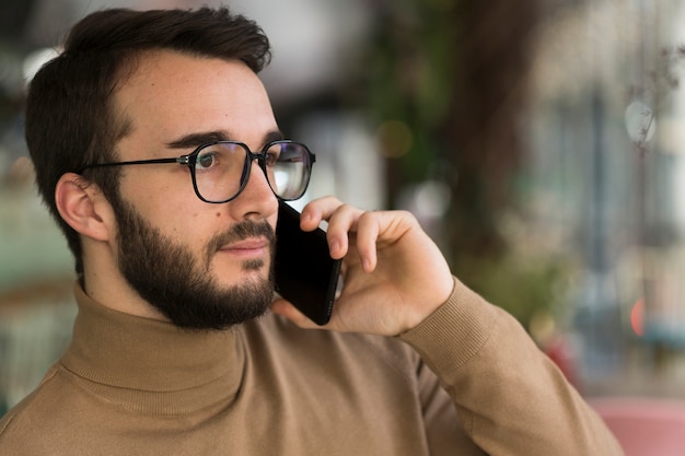 Imprenditore maschio che parla sopra il telefono