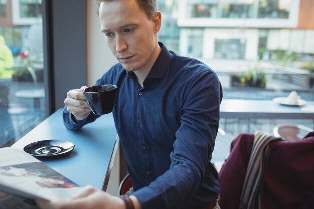 コーヒーを飲みながら新聞を読む男性幹部