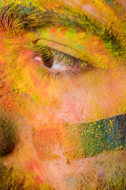 Foto gratuita volto maschile in polvere arcobaleno