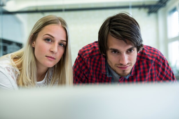 Foto gratuita maschio e femmina uomini d'affari che lavorano insieme