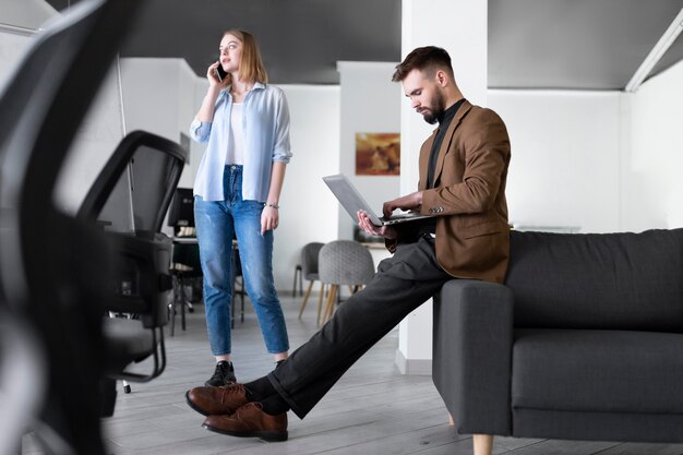 同じ部屋にいる男性と女性の同僚