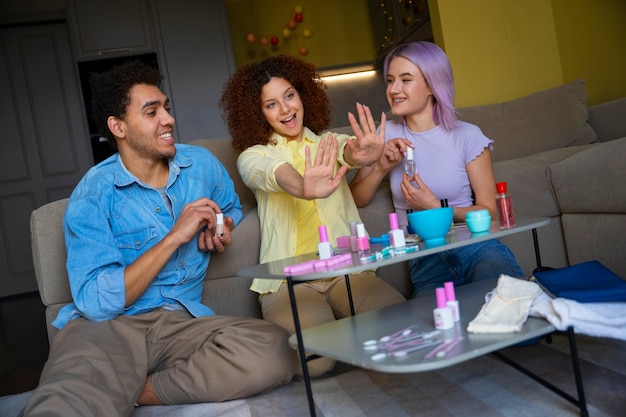 Foto gratuita amici maschi e femmine che si fanno una manicure insieme