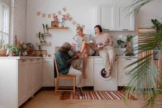 Foto gratuita amici maschi e femmine che si fanno una manicure insieme