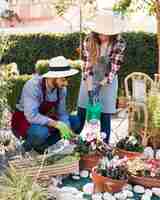 Foto gratuita giardiniere maschio e femminile che lavora insieme nel giardino